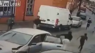 Accidente de tránsito termina en cómica fuga [VIDEO]