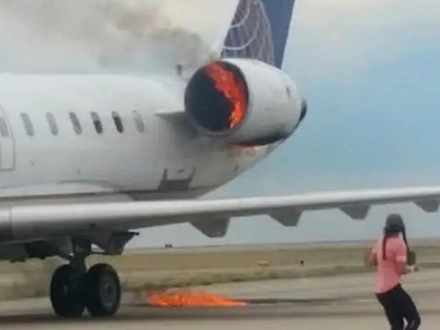 Avión de United Airlines aterriza con el motor en llamas en aeropuerto de Denver