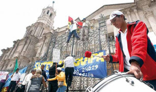 Profesores en huelga se encadenaron en la Catedral de Arequipa