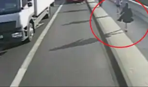Hombre empuja a mujer al paso de un autobús en Reino Unido