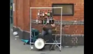 [VIDEO] Este vagabundo utiliza la basura como instrumento