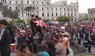 Maestros y comerciantes generan caos en la Plaza San Martín