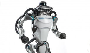 [VIDEO] Robot sufre cómica caída durante presentación