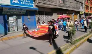 Turistas varados: maestros en huelga bloquean ingreso al Colca