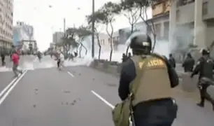 Continúan los enfrentamientos entre la Policía y huelguistas en el Centro de Lima