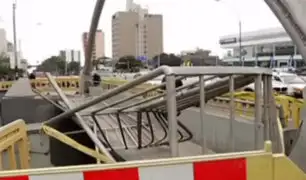 Imprudencia al volante: conductores derriban postes y dañan puentes de Lima