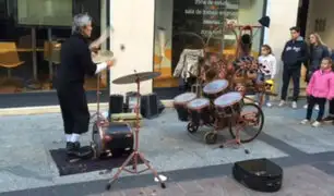 [VIDEO] España: esta persona toca la batería de manera poco convencional