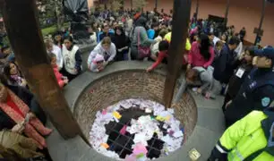 Cientos de devotos se congregan alrededor del  pozo de los deseos de Santa Rosa de Lima