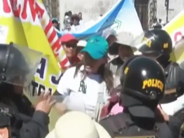 Arequipa: en protesta de agricultores queman bandera chilena