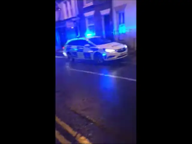 [VIDEO]  Inglaterra: policía realiza espectacular maniobra