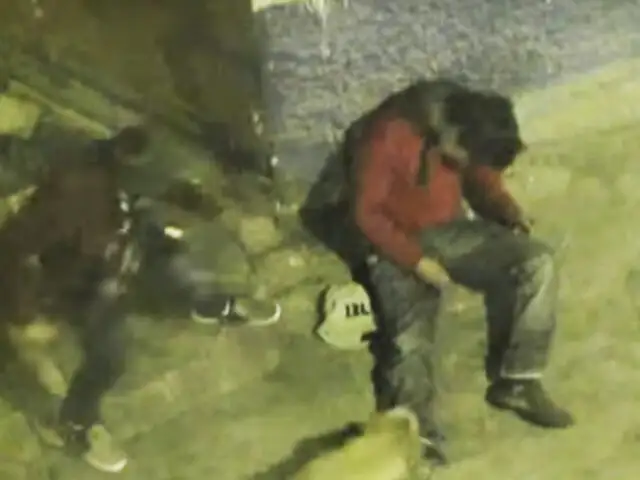 Pasco: cámara capta a ladrón golpeando a hombre ebrio