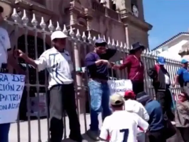 Profesores en huelga se encadenan a reja de Catedral de Ayacucho