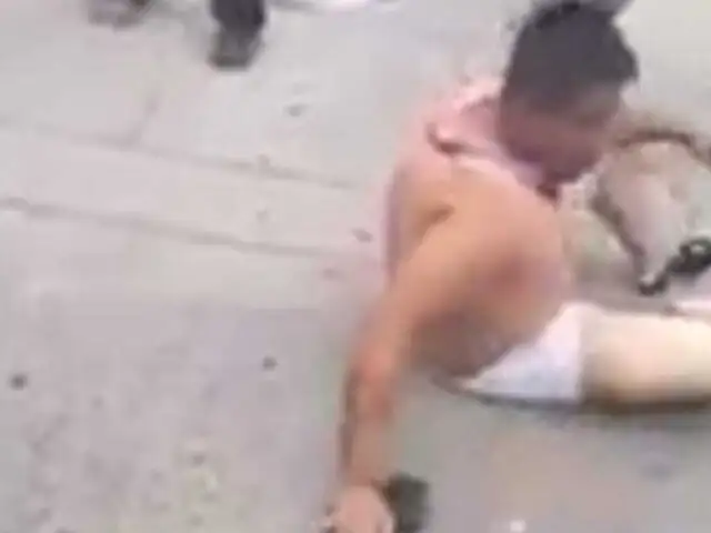 VIDEO: vecinos masacran a delincuente y lo dejan en ropa interior