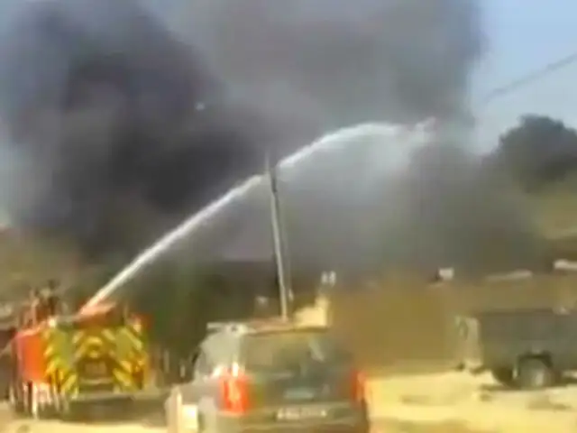 Huachipa: Incendio en fábrica movilizó a más de una decena de unidades de bomberos