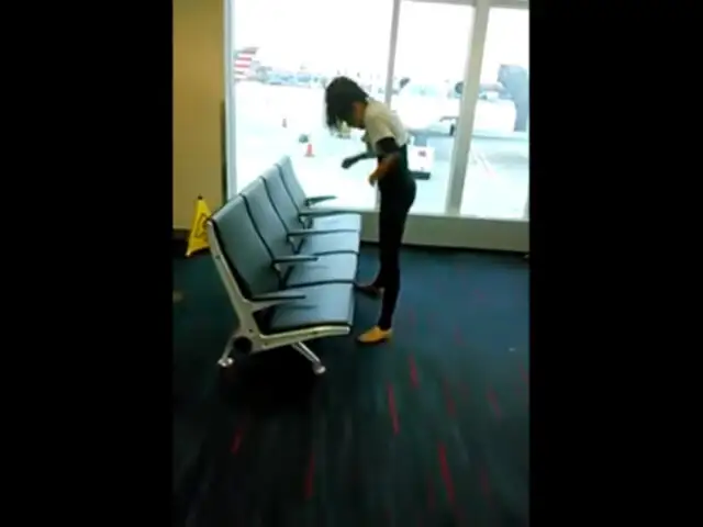 [VIDEO] Campeona mundial de limbo sorprende con sus habilidades en un aeropuerto