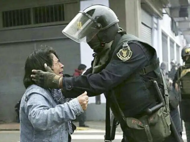 Fotografía de policía consolando a profesora conmueve en redes sociales