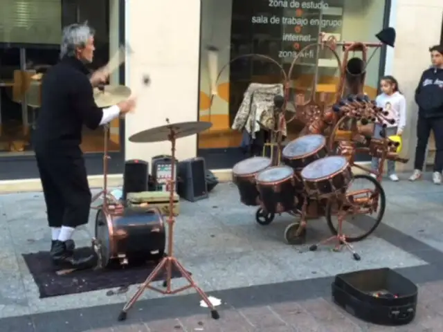 [VIDEO] España: esta persona toca la batería de manera poco convencional