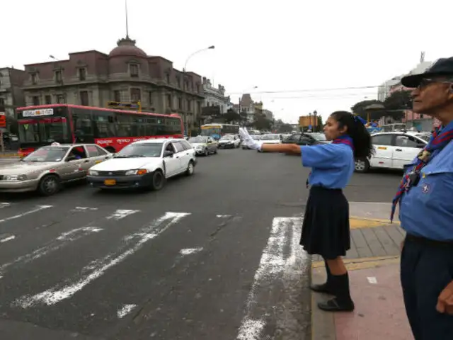 Scouts dirigen tránsito de Lima en homenaje a Santa Rosa