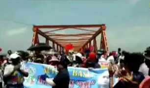 Maestros en huelga bloquean puente de ingreso a la ciudad de Tumbes