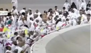 Musulmanes lapidan al diablo en peregrinación a La Meca