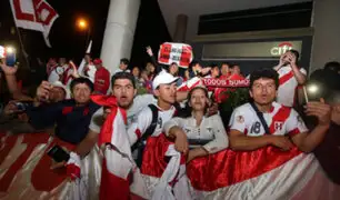 Así fue el recibimiento de los hinchas peruanos a la 'blanquirroja' en Quito