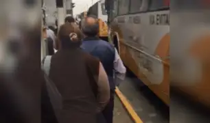 Metro de Lima: usuarios exponen su vida para ingresar a la estación Bayóvar