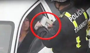 Ancón: Cámaras de seguridad captan a policía recibiendo presunta coima de una taxista