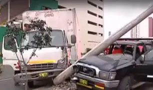 Breña: vehículos derriban poste tras violento impacto en la avenida Tingo María