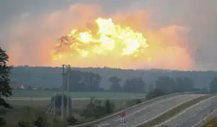 Ucrania: evacúan a 30 mil personas tras incendio en almacén de municiones militares