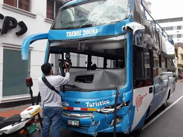Centro de Lima: Metropolitano choca con bus turístico dejando nueve heridos