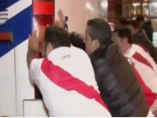 Hinchas empujaron el bus de la Selección Peruana debido a fallas mecánicas