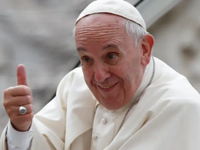 Durante su discurso, el Papa Francisco bromea con jóvenes colombianos