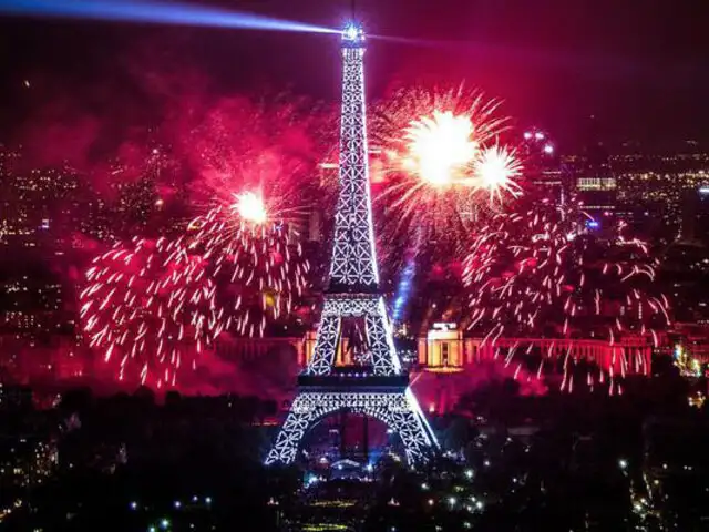 Francia: torre Eiffel ofrece espectáculo por los 300 millones de visitas