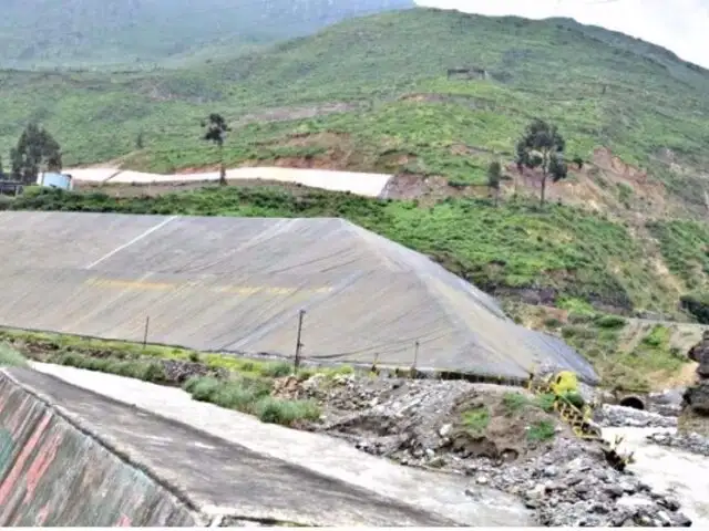 Ministra Aljovín inspeccionó construcción de muro de contención en cerro Tamboraque