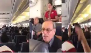 'Cachito' Ramírez canta 'Contigo Perú' en avión rumbo a Buenos Aires