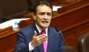 Congresista Héctor Becerril propone penalizar difusión de chats