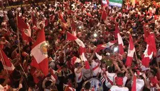 Así celebran el partido Perú vs. Colombia en Plaza de Armas