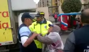 Surco: agentes de Fiscalización arrebatan canasta con tamales a anciana
