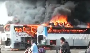 Trujillo: incendio consume dos buses interprovinciales