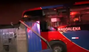 Bus se empotró contra una vivienda en Carabayllo
