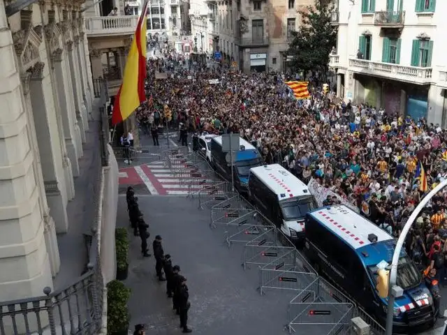 Cataluña: miles protestaron contra la violencia policial en referéndum