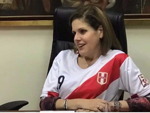 Mercedes Araóz se une a la fiebre del fútbol con inesperado gesto en conferencia de prensa