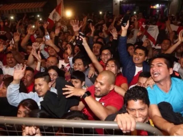 Hinchas se reúnen en varios puntos de la capital para celebrar empate de Perú vs. Colombia