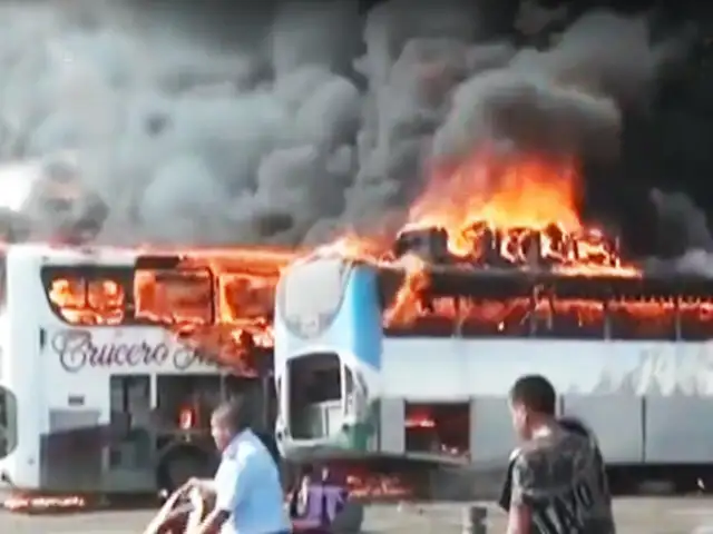 Trujillo: incendio consume dos buses interprovinciales