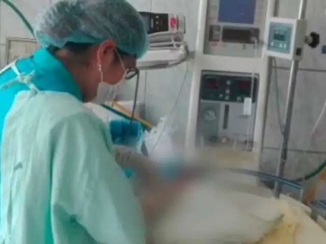 Abuela de bebé abandonado en baño de hospital reclama custodia