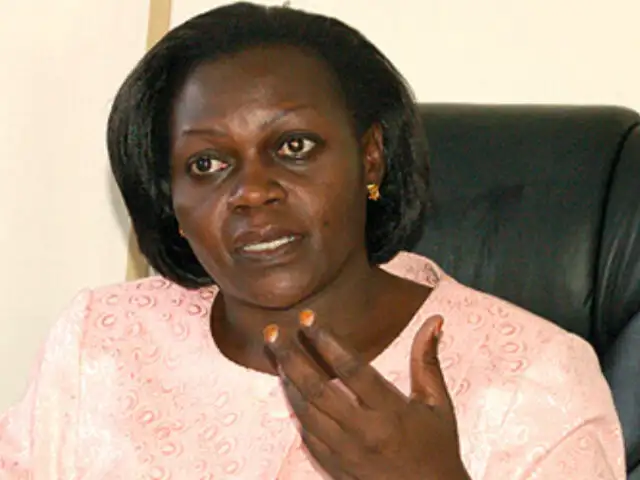Ministra capturó ella misma a dos empleados corruptos en hospital de Uganda [VIDEO]