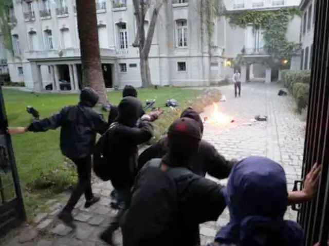 Chile: atacan embajada de Argentina en medio de una protesta