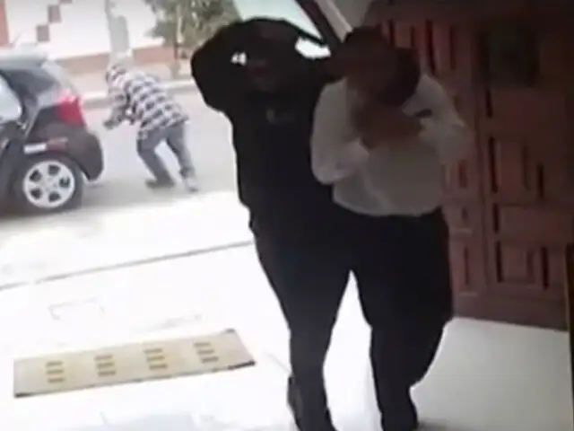 Trujillo: en 12 segundos delincuentes asaltan a comensales de restaurante
