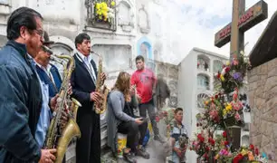 Miles abarrotaron cementerios por el Día de Todos Los Santos