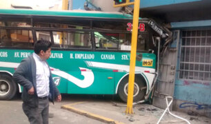 Lince: bus se estrelló contra óptica y dejó varios heridos